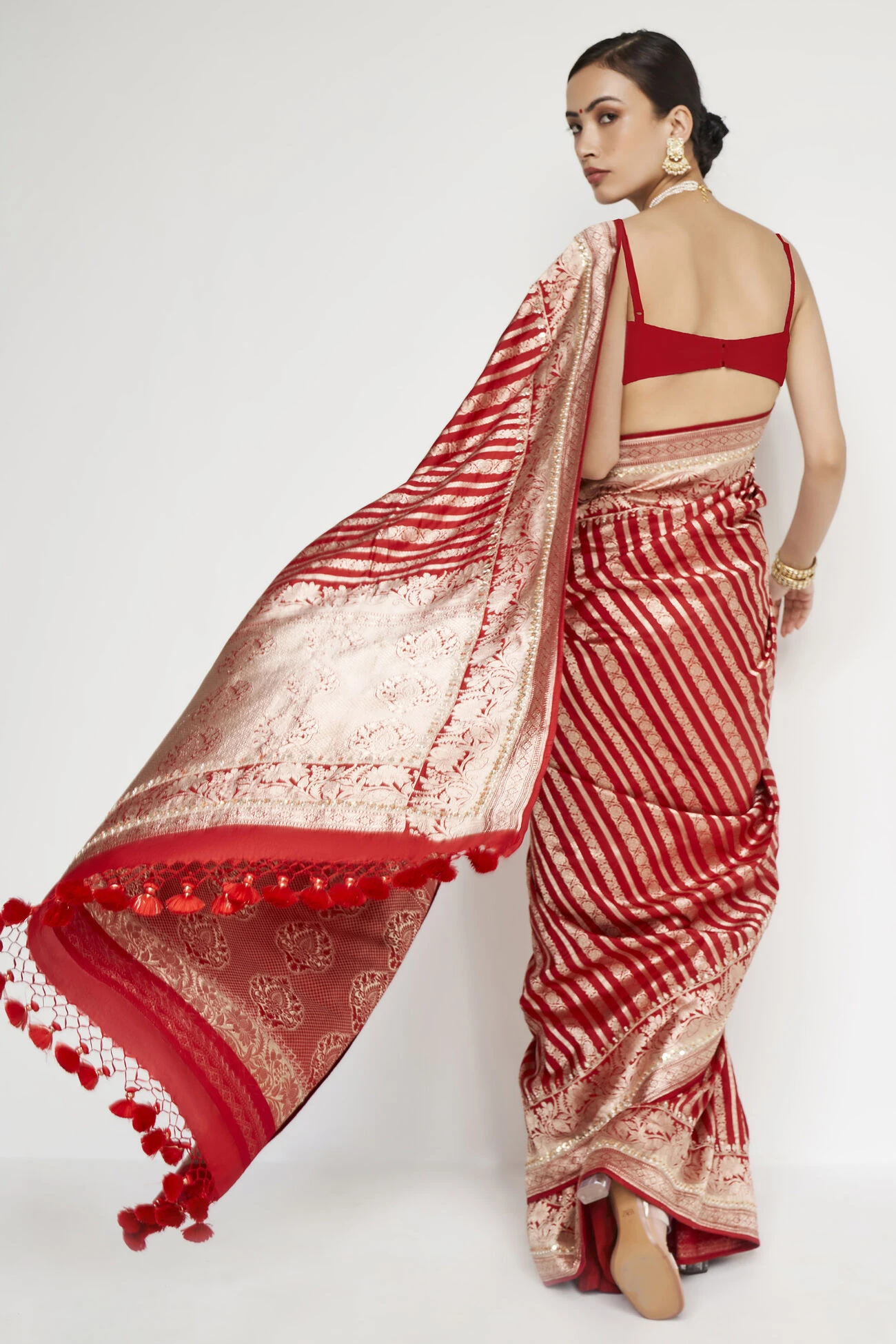 Hargun Benarasi Saree - Red 4 Hargun Benarasi Saree - Red - Image 4