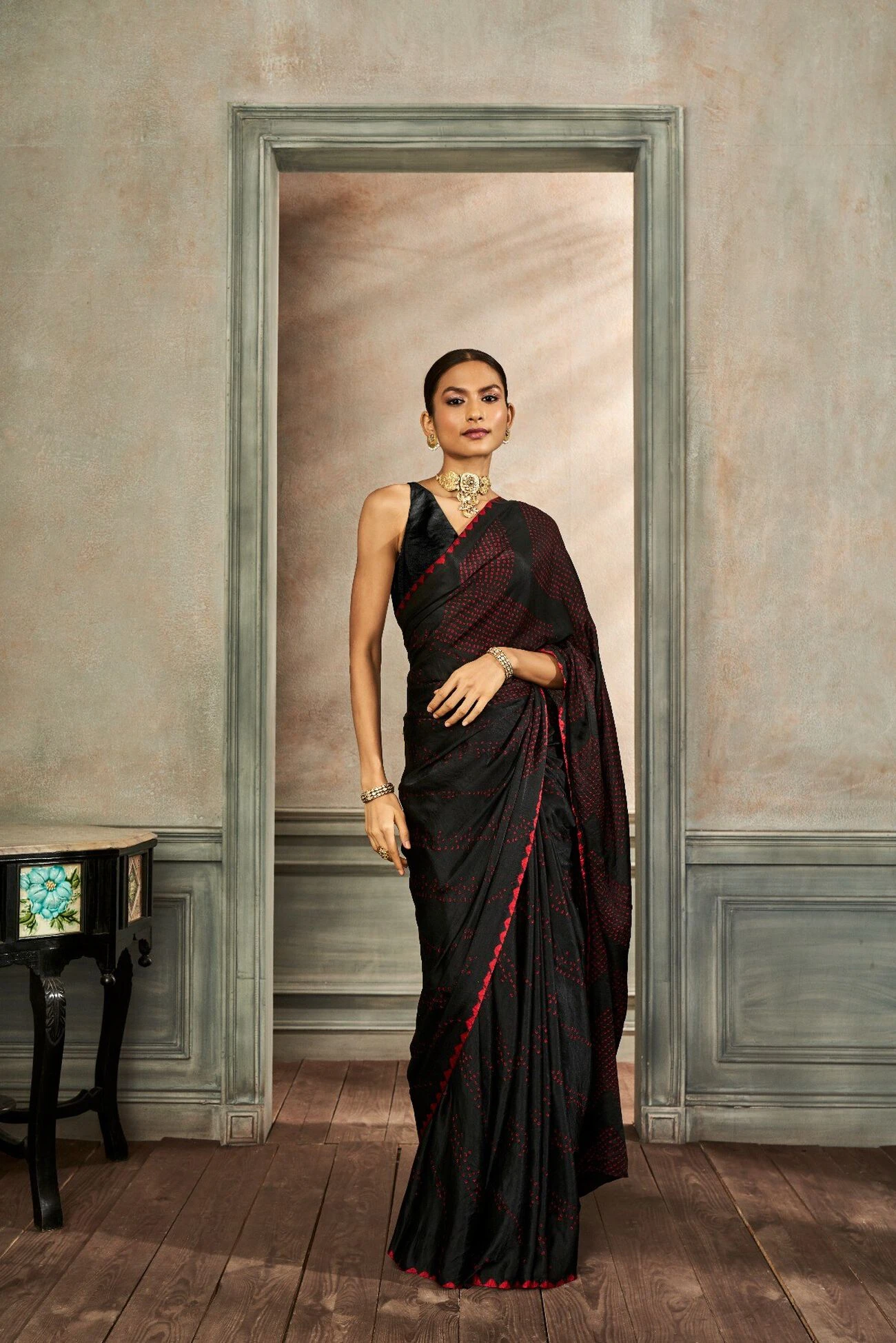 Deetya Bandhani Saree – Black/Red 2 Deetya Bandhani Saree – Black/Red - Image 2