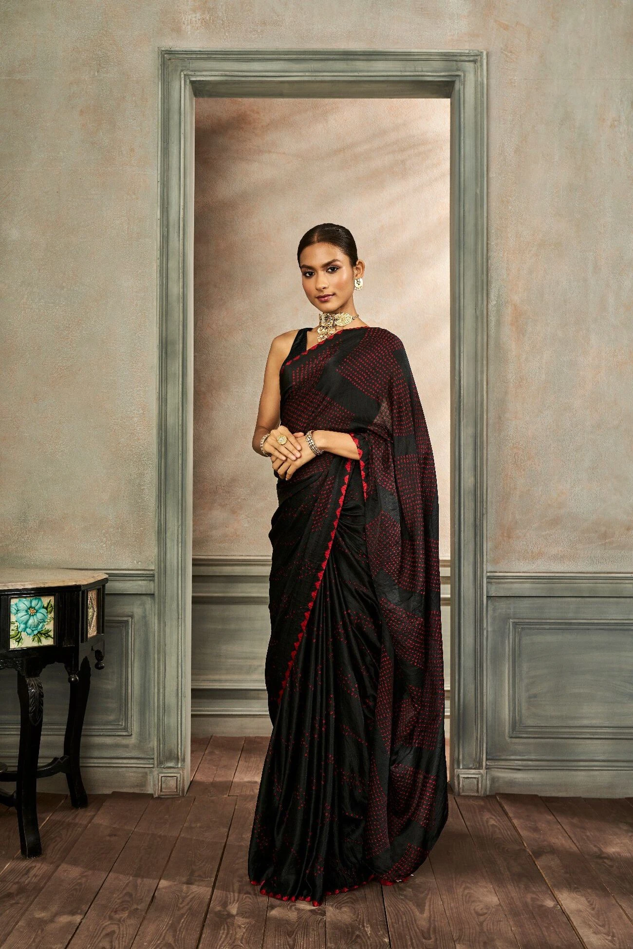 Deetya Bandhani Saree – Black/Red 3 Deetya Bandhani Saree – Black/Red - Image 3